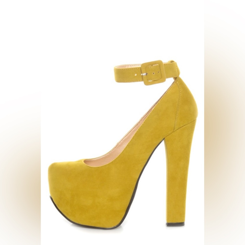 Yellow heel , size 5